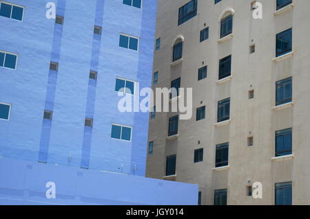 Façade de nouveaux immeubles, Janabiya, Royaume de Bahreïn Banque D'Images