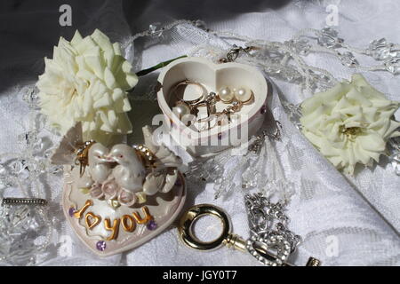 Pure blanc beaux accessoires de perles et de roses blanches d'or préparation de mariage Banque D'Images