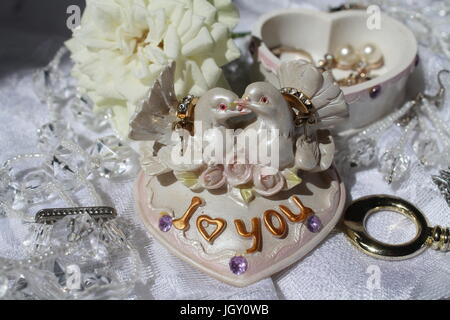 Pure blanc beaux accessoires de perles et de roses blanches d'or préparation de mariage Banque D'Images