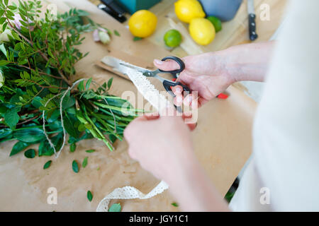 Coupe le ruban d'fleuriste bouquet in flower shop Banque D'Images