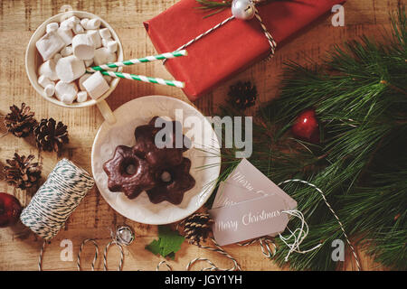 Vue de dessus de décorations de Noël, chocolat chaud et cookies Banque D'Images