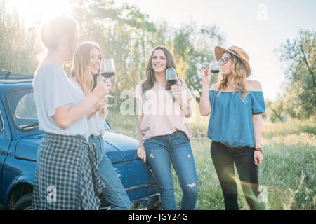 Les amis de boire du vin en voiture d'époque, Florence, Toscane, Italie, Europe Banque D'Images