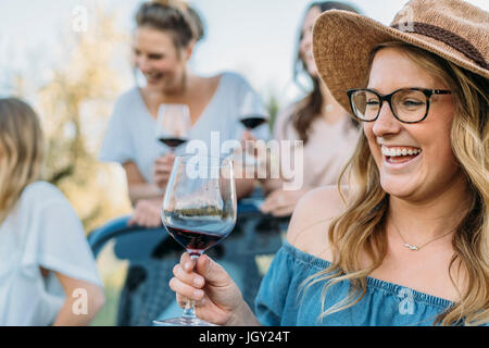 Les amis de boire du vin en souriant, Florence, Toscane, Italie, Europe Banque D'Images