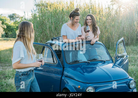 Les amis de boire du vin en voiture d'époque, Florence, Toscane, Italie, Europe Banque D'Images