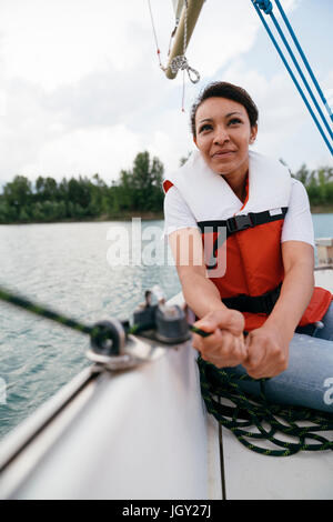 Femme en bateau à voile, bateau de direction Banque D'Images