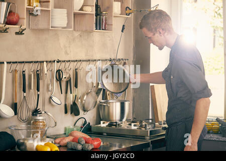 Chef cooking in commercial Kitchen Banque D'Images