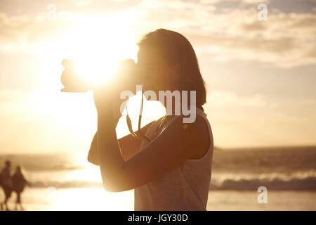 Young woman photographing view, Schotsche kloof, Western Cape, Afrique du Sud, l'Afrique Banque D'Images