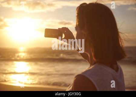 Jeune femme sur la plage, vue sur la photographie, Schotsche kloof, Western Cape, Afrique du Sud, l'Afrique Banque D'Images