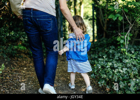 Père et petite fille profiter de la nature à pied Banque D'Images
