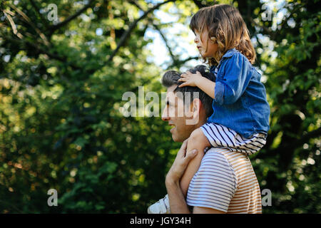 Usurpation de père petite fille sur la nature à pied Banque D'Images