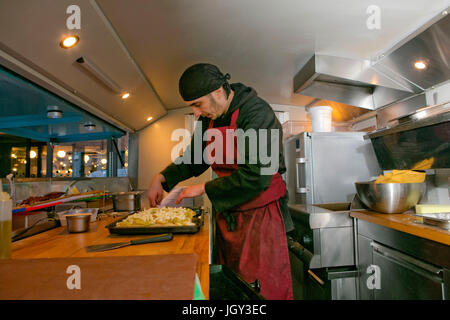 Chef preparing pizza dans food van de nuit Banque D'Images