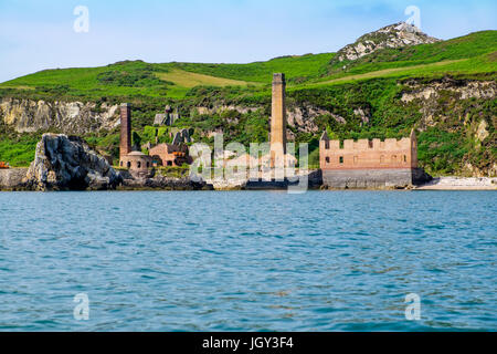 Wen Porth, sur la côte nord d'Anglesey est une ancienne usine de production de l'époque victorienne. Pays de Galles, Royaume-Uni Banque D'Images