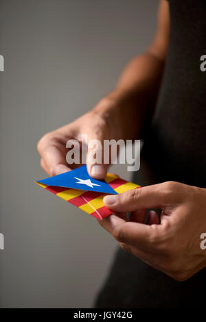 Libre d'un jeune homme avec une enveloppe à motifs de l'Estelada, le drapeau indépendantiste catalan, représentant le référendum sur l'indépendance catalane Banque D'Images