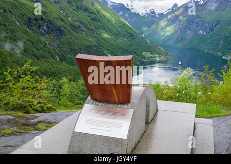 La Queens chaise avec vue sur Geirangerfjorden en été. La région de Sunnmøre, Geiranger, comté de Møre og Romsdal (Norvège, Scandinavie Banque D'Images