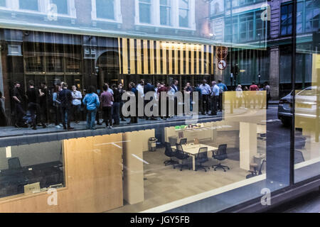 Londres, Royaume-Uni - 30 juin 2017 : du temps dans l'un des pubs autour des bureaux de la ville de Londres, le vendredi soir. Banque D'Images