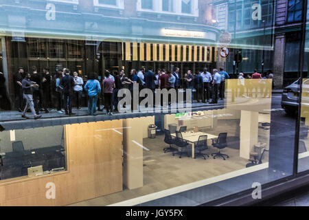 Londres, Royaume-Uni - 30 juin 2017 : du temps dans l'un des pubs autour des bureaux de la ville de Londres, le vendredi soir. Banque D'Images