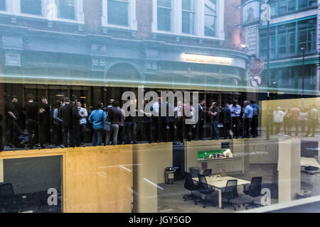 Londres, Royaume-Uni - 30 juin 2017 : du temps dans l'un des pubs autour des bureaux de la ville de Londres, le vendredi soir. Banque D'Images