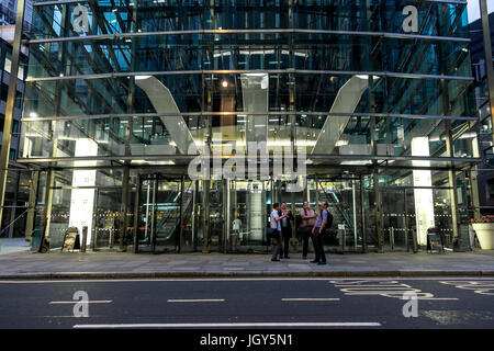 Londres, Royaume-Uni - 30 juin 2017 : les employés de bureau dans la ville de London quitter leurs bureaux le vendredi soir. Banque D'Images