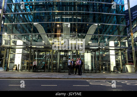 Londres, Royaume-Uni - 30 juin 2017 : les employés de bureau dans la ville de London quitter leurs bureaux le vendredi soir. Banque D'Images