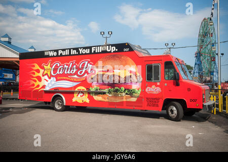Carl's Jr. un camion alimentaire promotionnels dans Coney Island à Brooklyn à New York le Mardi, Juillet 4, 2017. Carl's Jr. a été récemment commandé par la ville de Los Angeles à payer $1,45 millions de salaire, des amendes et des pénalités pour avoir soi-disant travailleurs rémunérés en dessous du salaire minimum. La chaîne de restauration rapide a été dirigé par Andrew Puzder jusqu'au printemps dernier. Puzder fut le président d'origine de Donald Trump candidat à la tête du ministère du Travail. CKE Restaurants est la société mère de Carl's Jr. et Hardee's qui à son tour est administré par Roark Capital Group. (© Richard B. Levine) Banque D'Images