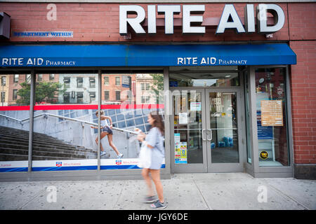 Un magasin dans la chaîne de pharmacies Rite Aid à New York le jeudi, Juillet 6, 2017. Alliance Boots Walgreen va acheter 2 186 magasins Rite Aid et distribution associée et l'inventaire pour $5,175 milliards de renoncer à son plan initial d'acquérir Rite Aid face possible Blocage de la FTC. (© Richard B. Levine) Banque D'Images