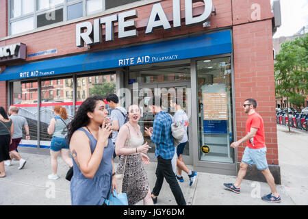 Un magasin dans la chaîne de pharmacies Rite Aid à New York le jeudi, Juillet 6, 2017. Alliance Boots Walgreen va acheter 2 186 magasins Rite Aid et distribution associée et l'inventaire pour $5,175 milliards de renoncer à son plan initial d'acquérir Rite Aid face possible Blocage de la FTC. (© Richard B. Levine) Banque D'Images