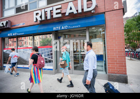 Un magasin dans la chaîne de pharmacies Rite Aid à New York le jeudi, Juillet 6, 2017. Alliance Boots Walgreen va acheter 2 186 magasins Rite Aid et distribution associée et l'inventaire pour $5,175 milliards de renoncer à son plan initial d'acquérir Rite Aid face possible Blocage de la FTC. (© Richard B. Levine) Banque D'Images