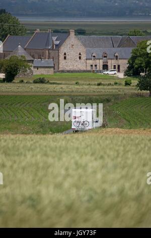 France, région Normandie (ancienne Basse Normandie, Manche, Baie du Mont Saint-Michel, Ardevon, camping car sur la route Photo Gilles Targat Banque D'Images