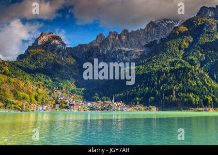 Superbe paysage alpin d'été, Alleghe village avec lac et haute montagne magique Civetta groupe en arrière-plan, le lac d'Alleghe, Dolomites, Veneto reg Banque D'Images