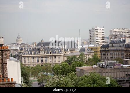 France, Région Ile de France, Paris 13e arrondissement, l'Avenue d'Italie, vue sur la mairie du 13e arrondissement et sur la coupole du Panthéon Photo Gilles Targat Banque D'Images