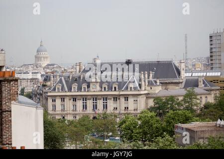 France, Région Ile de France, Paris 13e arrondissement, l'Avenue d'Italie, vue sur la mairie du 13e arrondissement et sur la coupole du Panthéon Photo Gilles Targat Banque D'Images