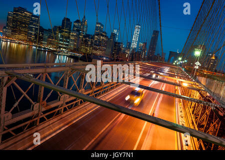 New York City - beau lever de soleil sur Manhattan, avec Manhattan et Brooklyn Bridge Banque D'Images