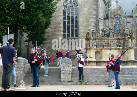 Les jeunes musiciens de Plougastel à l'avant du calvaire Banque D'Images