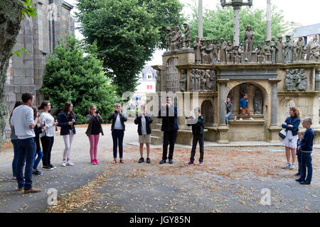 Les jeunes musiciens de Plougastel à l'avant du calvaire Banque D'Images