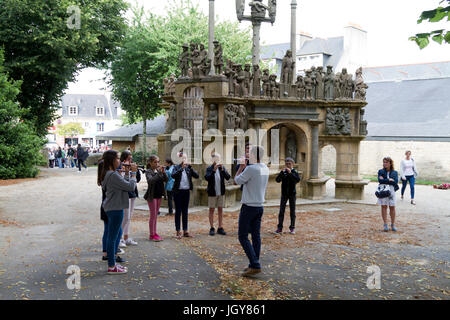 Les jeunes musiciens de Plougastel à l'avant du calvaire Banque D'Images