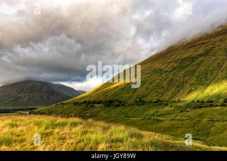 Recueillir des nuages sur Beinn Dorain Beinn Odhar et dans le West Highland d'Écosse, Royaume-Uni. Banque D'Images