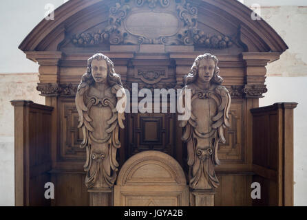 Anges baroque sur un confessionnal dans l'église de Sint Jan de Doperkerk au Groot Begijnhof (Grand Béguinage), Louvain, Belgique. Banque D'Images