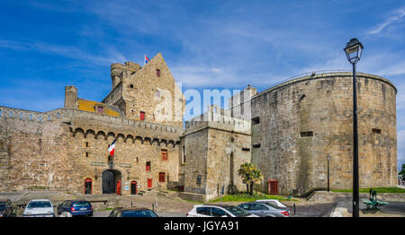 France, Bretagne, Saint-Malo, Place Chateaubriand, vue de l'hôtel de ville, Mairie de Saint-Malo à Château-Gaillard avec 15e siècle, contenant Banque D'Images