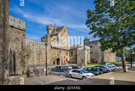 France, Bretagne, Saint-Malo, Place Chateaubriand, vue de l'hôtel de ville, Mairie de Saint-Malo à Château-Gaillard Banque D'Images