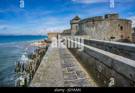 France, Bretagne, Saint-Malo, vue du Chateau Gailard et mur de ville fortifications Banque D'Images
