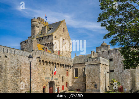 France, Bretagne, Saint-Malo, Place Chateaubriand, vue de l'hôtel de ville, Mairie de Saint-Malo à Château-Gaillard Banque D'Images