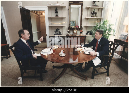 Le président Ronald Reagan se réunit avec le Vice-président George Bush au cours du déjeuner à la Maison Blanche Banque D'Images