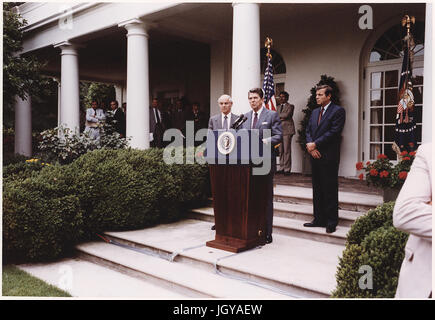 Le président Reagan faisaient des remarques sur grève des contrôleurs aériens dans le Rose Garden Banque D'Images