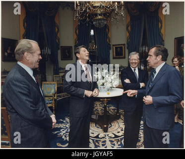 Quatre présidents (Reagan, Carter, Ford, Nixon) dans la salle bleue avant de partir pour l'Égypte et de l'Enterrement de Sadate Banque D'Images