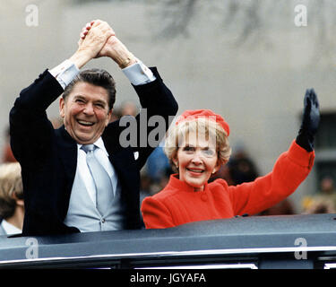 The Reagans forme durant la parade inaugurale le 20 janvier 1981. Banque D'Images