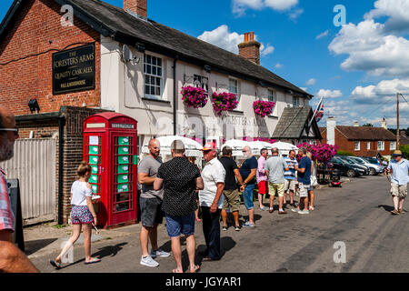 Les personnes qui boivent à l'extérieur du pub, Fairwarp Foresters Arms, East Sussex, UK Banque D'Images