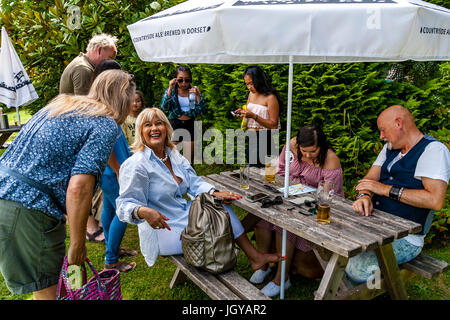 Une famille se retrouvent dans le jardin d'un pub, Fairwarp, East Sussex, UK Banque D'Images