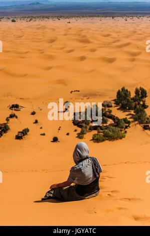 Oasis et camp au milieu des dunes Banque D'Images