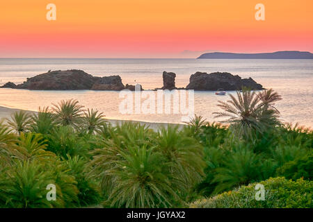 Avant le lever du soleil à la tombée de la plage, l'île de Crète, Grèce Banque D'Images