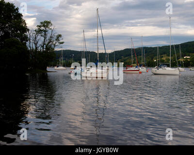 Yachts sur l'eau, le coniston lake District, Cumbria, Royaume-Uni Banque D'Images